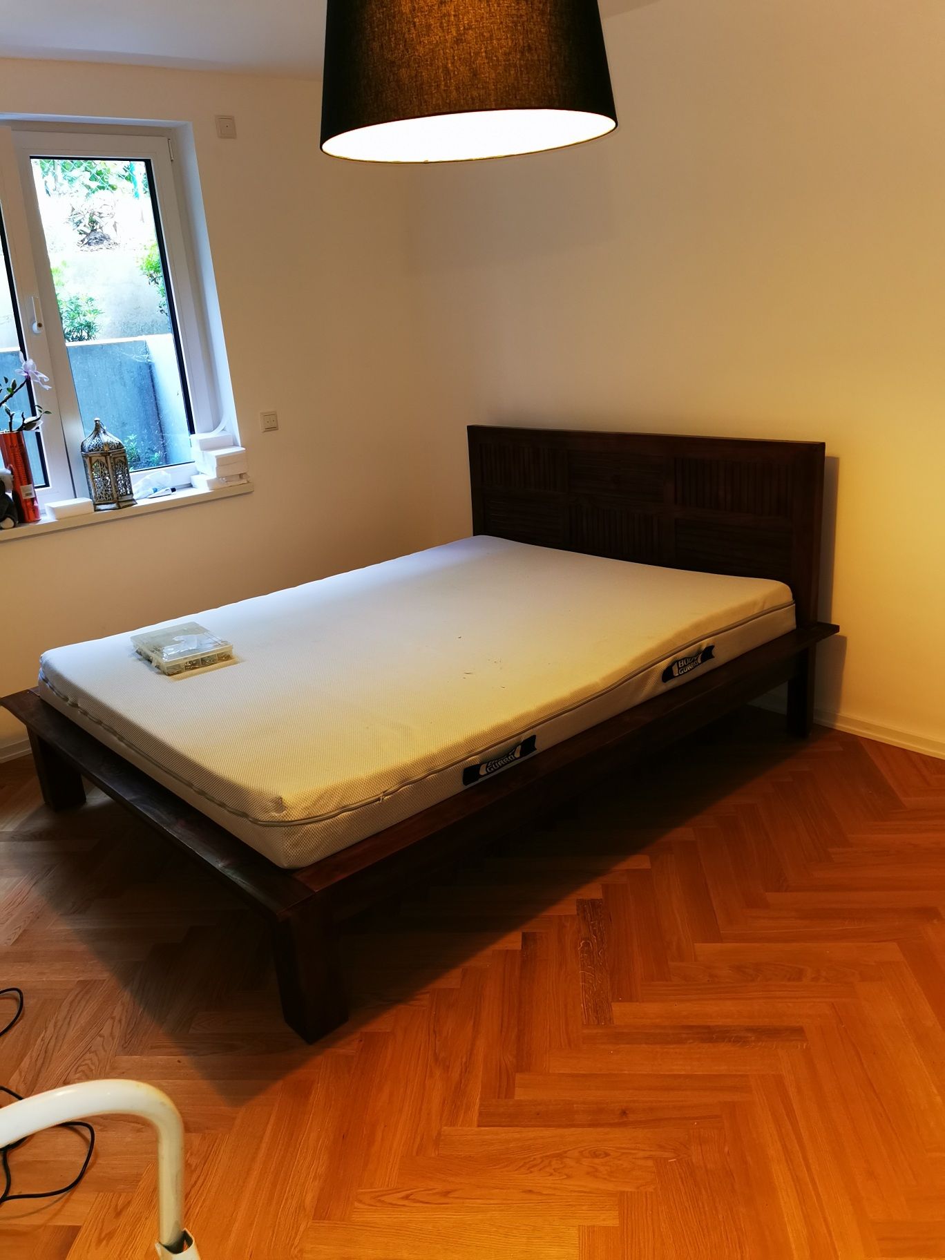 Aufgebautes Bett nach Montagearbeiten