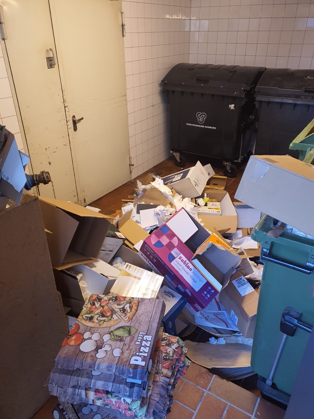 Abgestellte Kartonagen in einem Müllraum