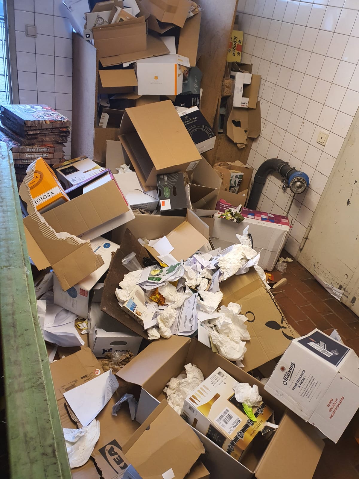 Große Menge abgestellter Kartonagen