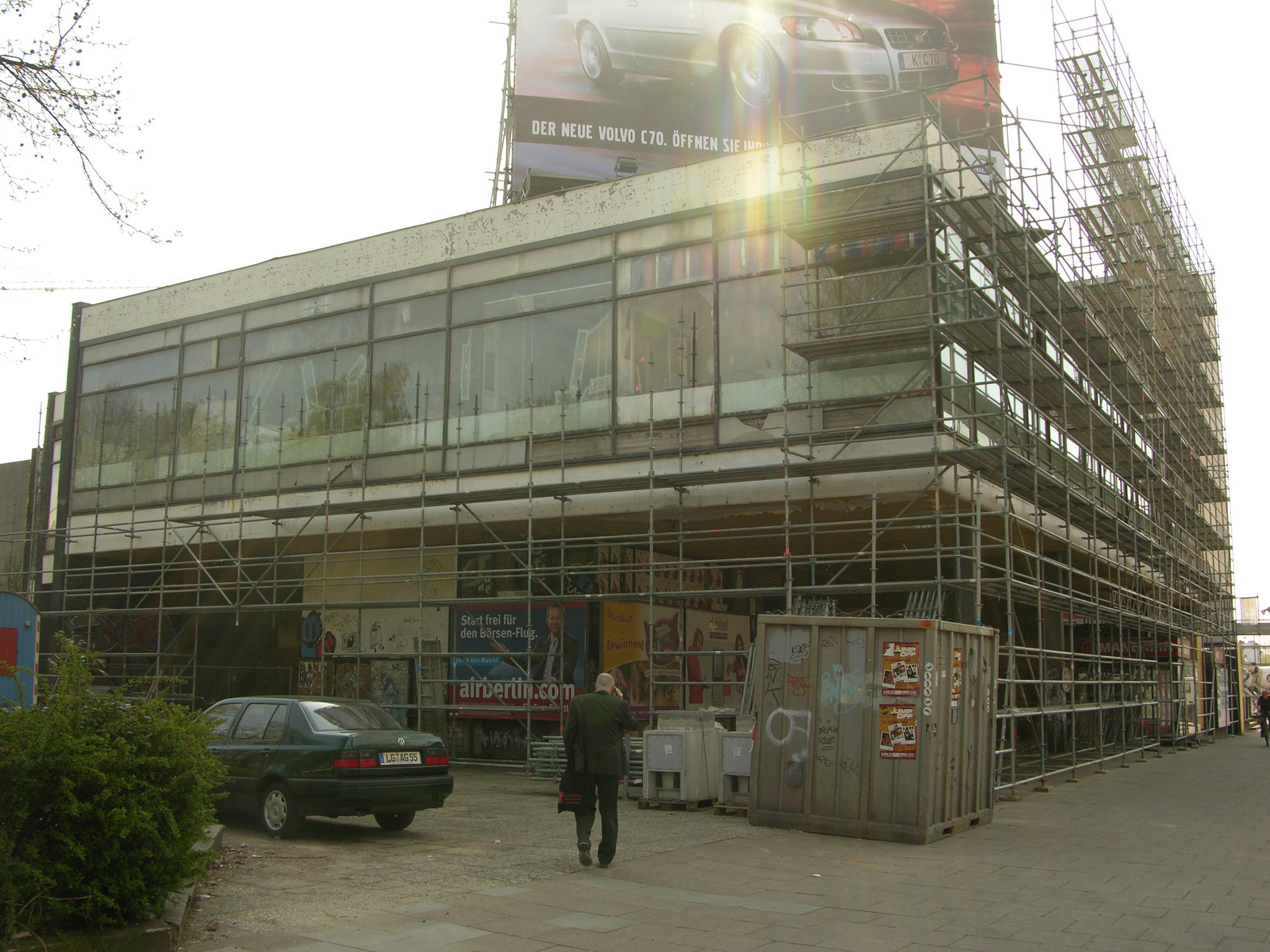 Das vollständig eingerüstete Mandarin-Gebäude