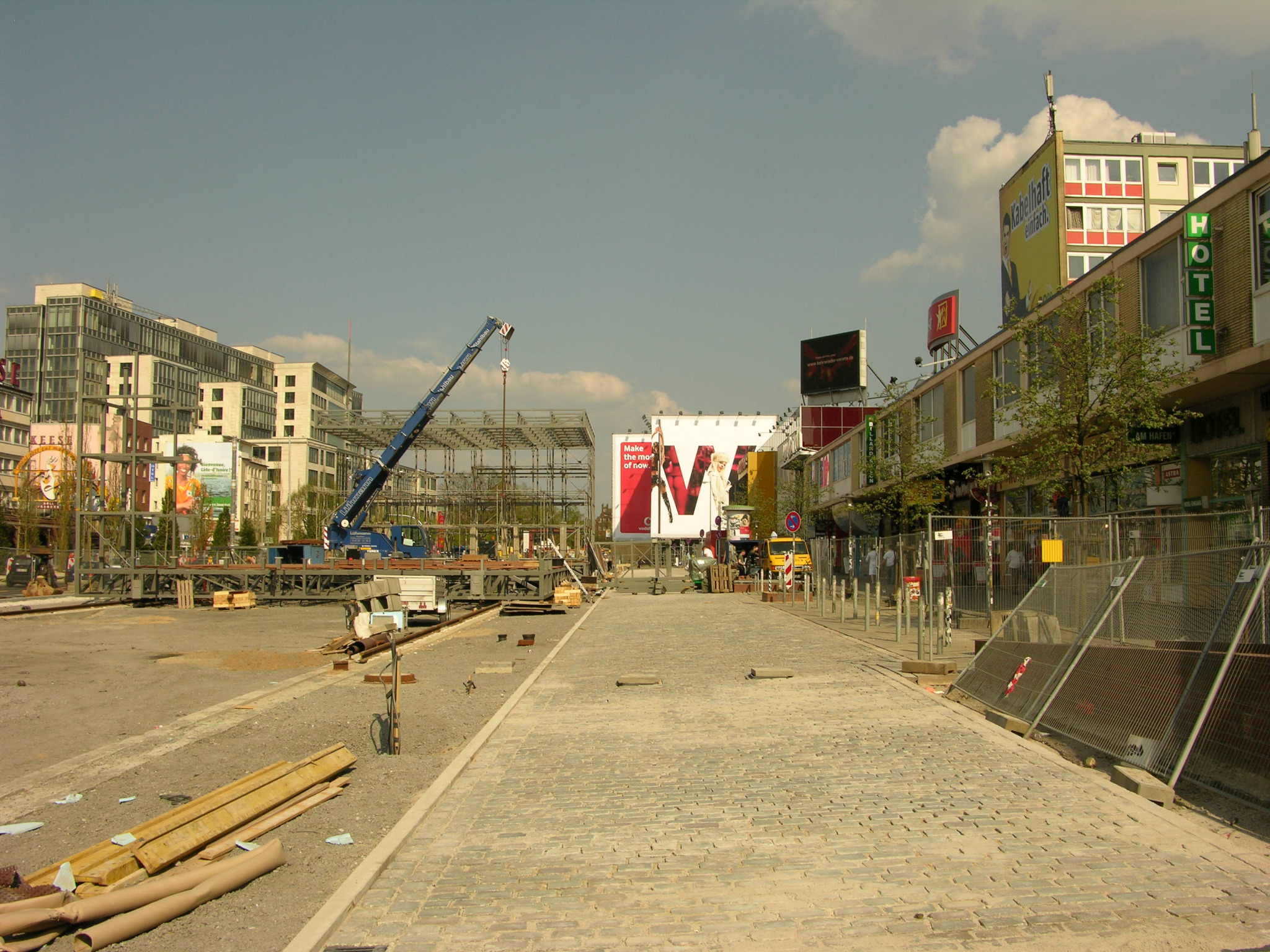 Beginn des Stahlbaus auf dem Spielbudenplatz
