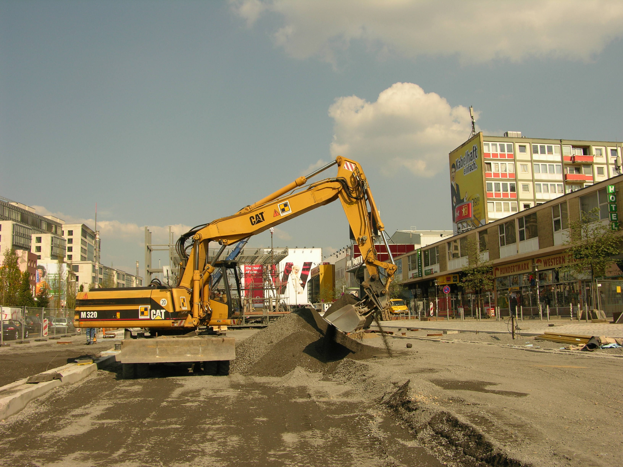 Bagger bei Erdarbeiten auf dem Spielbudenplatz