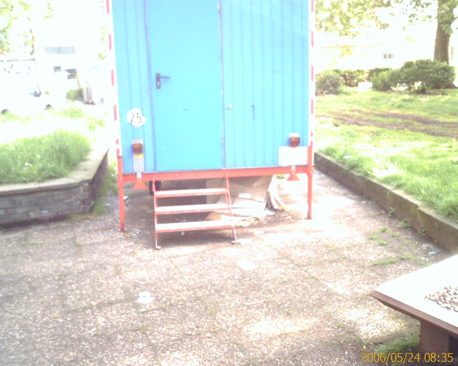 Bauwagen während der Arbeiten an der Terrasse