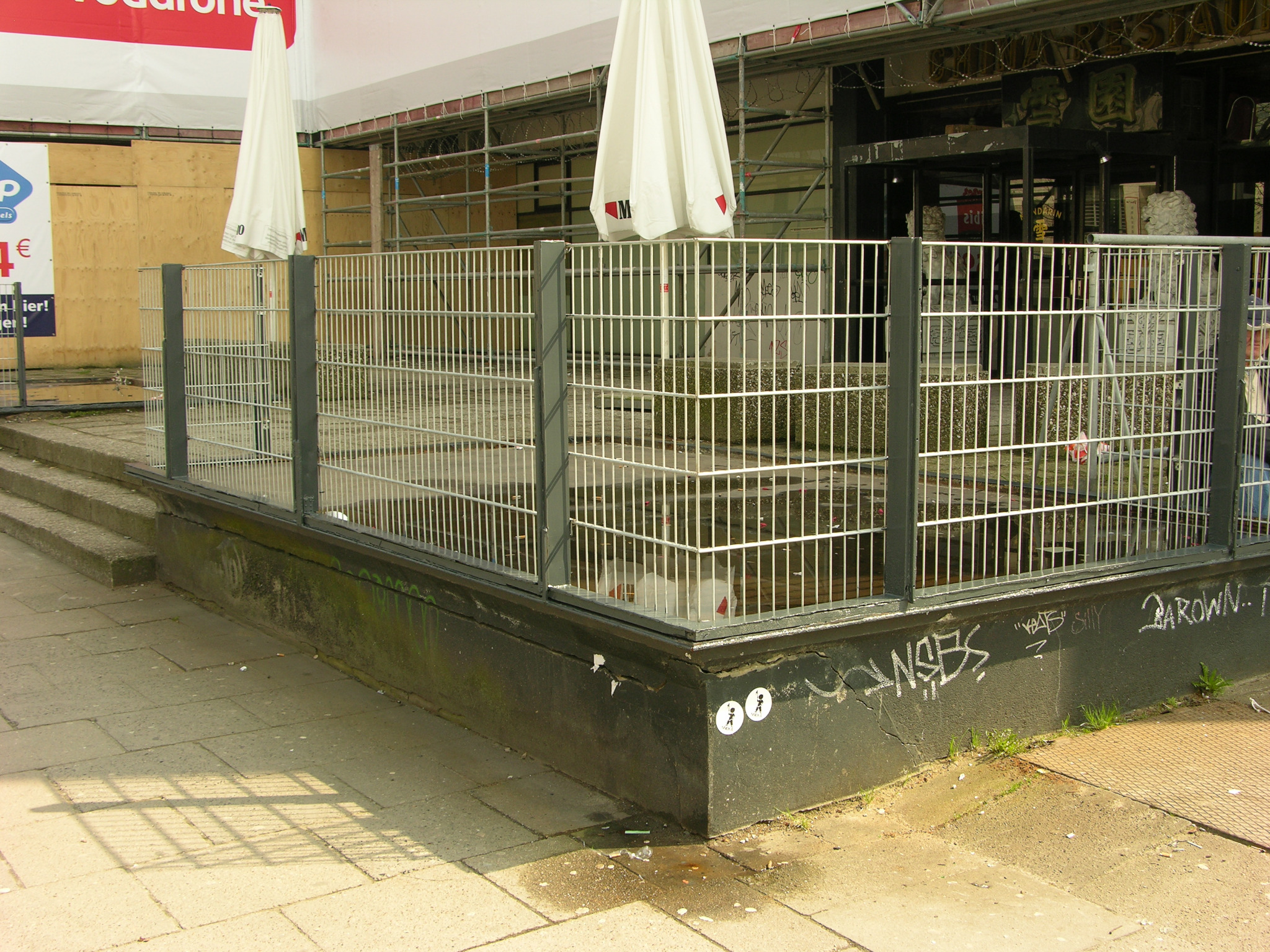 Neu gebaute Terrasse mit Metallzaun