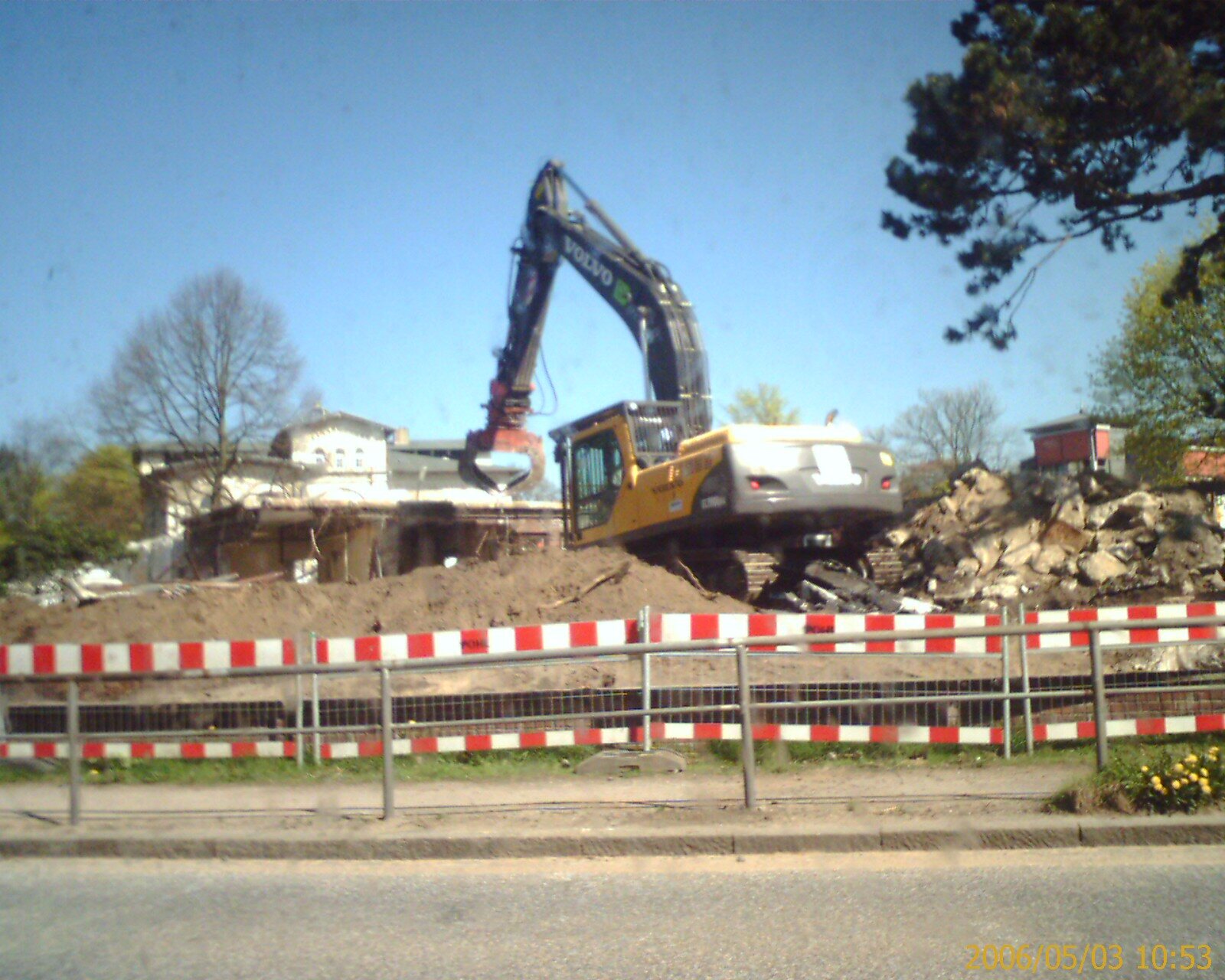 Bagger beim Rückbau am Erik-Blumenfeld-Platz
