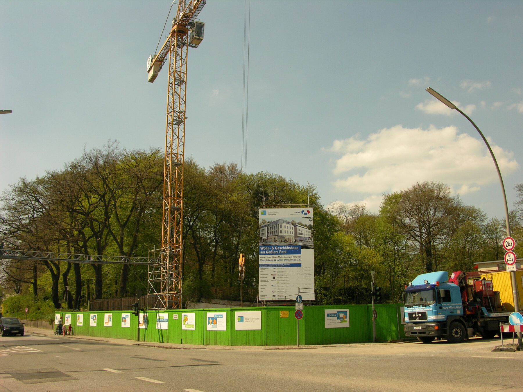 Baustelleneinrichtung mit Kran