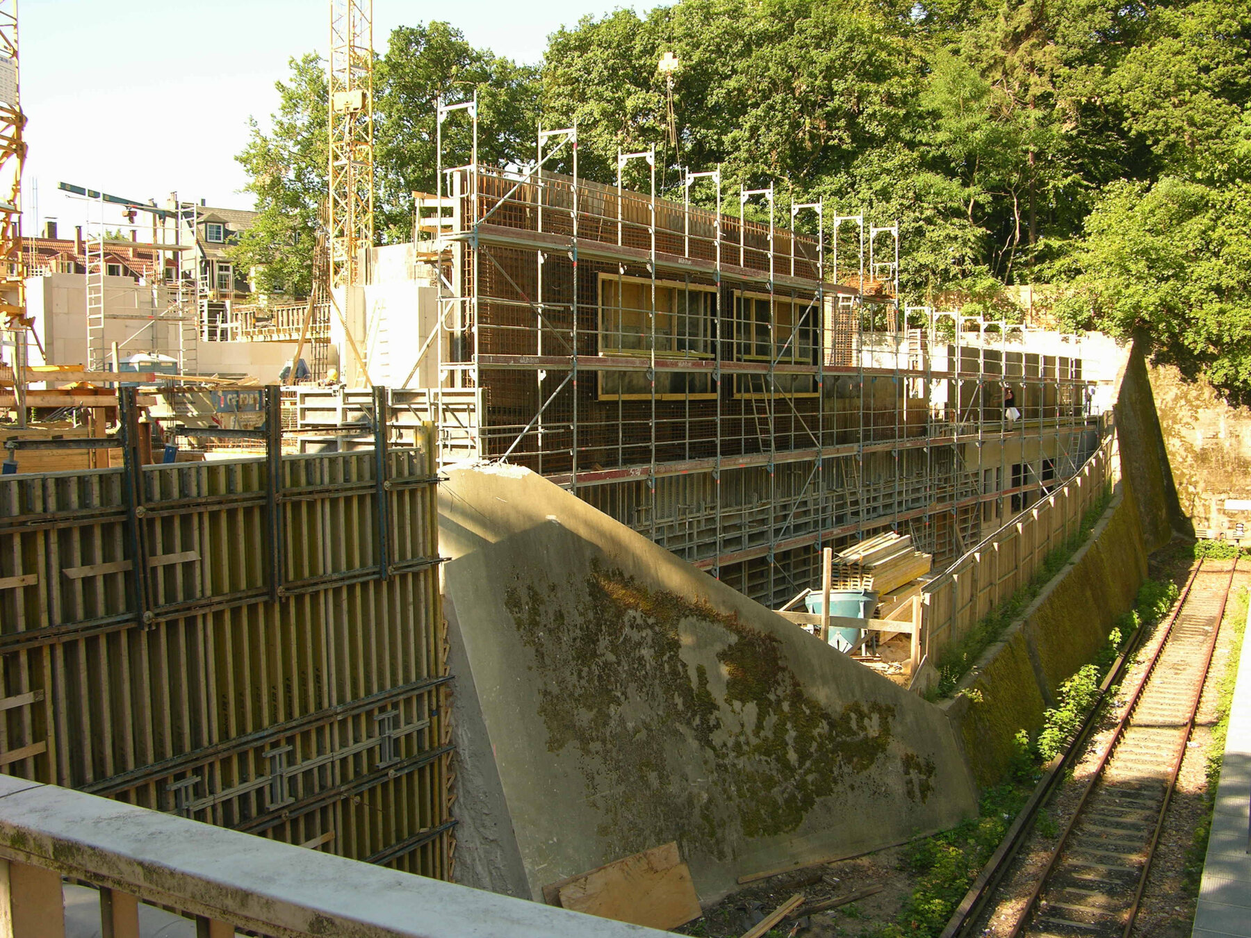 Rohbau entlang der Gleise